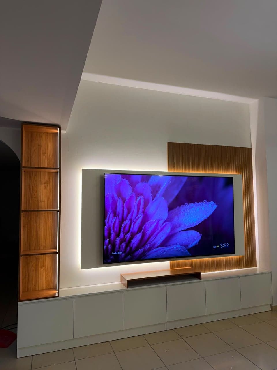 Marble-Effect TV Backdrops — Majlis